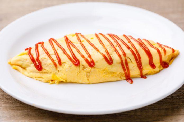 Cơm chiên trứng Omurice ăn kèm sốt cà chua (Nguồn: The Spruce Eats)