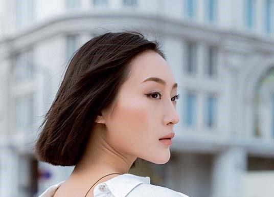 Đối với những nàng táo bạo thì có thể thử sức với kiểu áo mặc ngược hở lưng trần sơ vin vạt sau. (nguồn ảnh: Internet) Đối với những nàng táo bạo thì có thể thử sức với kiểu áo mặc ngược hở lưng trần sơ vin vạt sau. (nguồn ảnh: Internet)