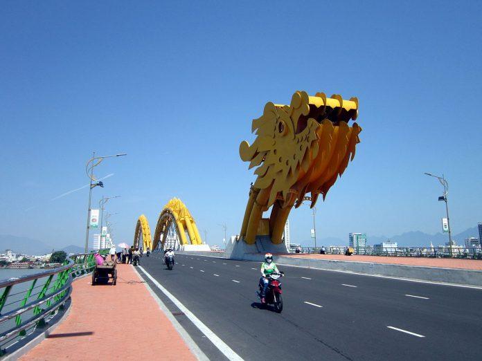 Cầu Rồng biểu tượng cho sự phát triển hiện đại của thành phố Đà Nẵng (Ảnh: Internet)