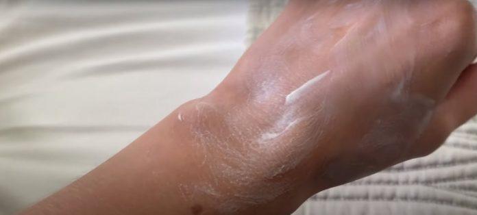 Altruist Dermatologist Sunscreen SPF30 có texture dạng kem lỏng, khá dễ tán. (Nguồn: Internet.)