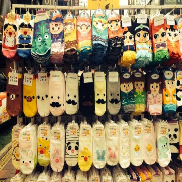 Bạn có thể tìm mua những đôi tất đủ màu sắc tại Hàn (Nguồn: Internet)