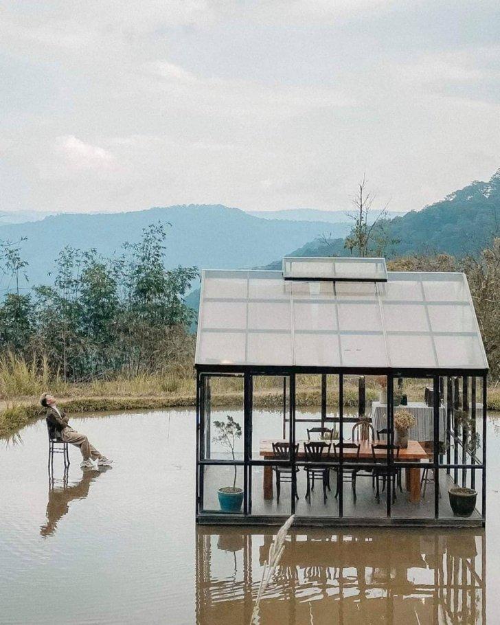 Căn nhà nhỏ giữa hồ nước - vẻ đẹp mà không đâu có được (ảnh: Instagram @doimotnguoi.dalat)