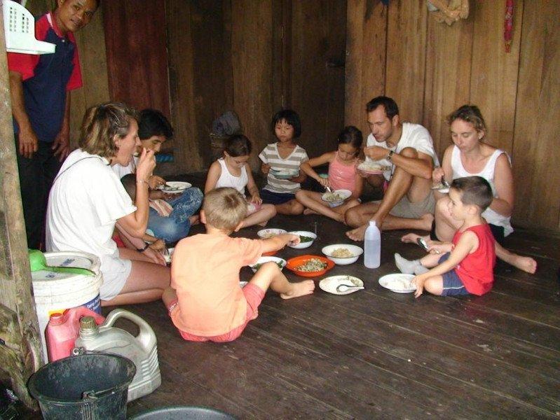 Du khách có bữa ăn ấm cúng tại nhà người dân bản địa ( nguồn: Internet )