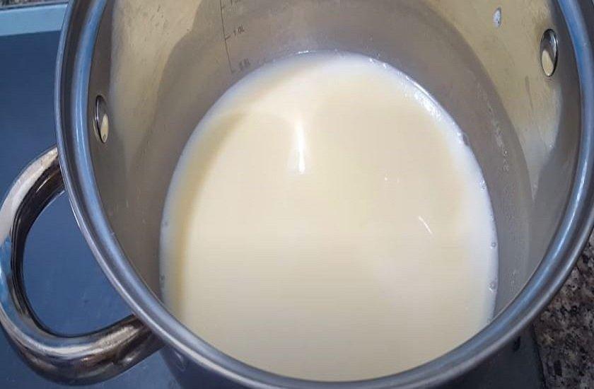 Đun nóng hỗn hợp sữa tươi, sữa đặc, nước cốt dừa, whipping cream, đường và muối (Nguồn: Góc Bếp Nhỏ)