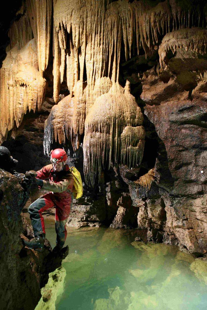 Hang động Blauhöhle (Ảnh: Internet)