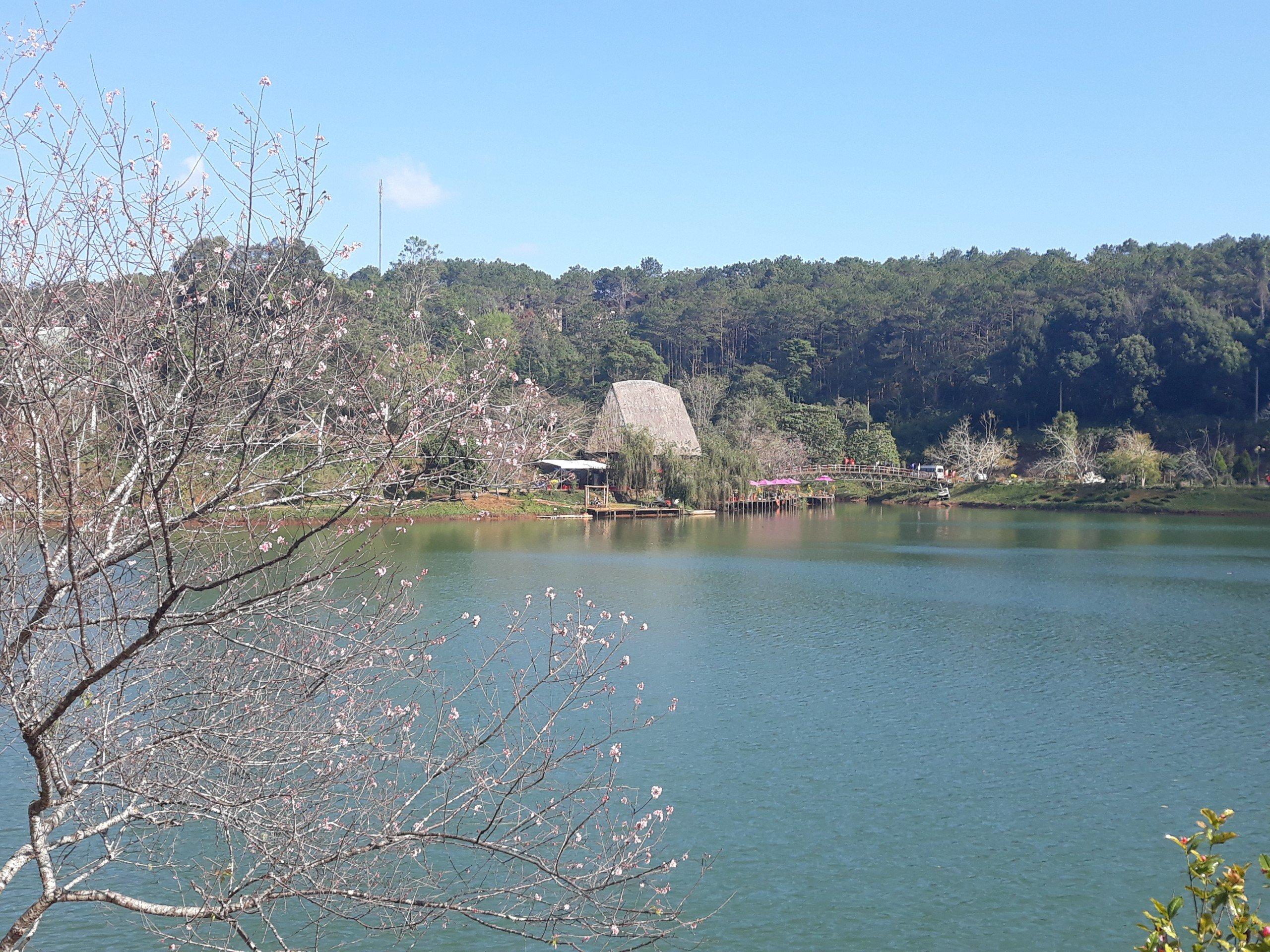 Khung cảnh thơ mộng tại hồ Đắk Ke (Nguồn: BlogAnChoi)