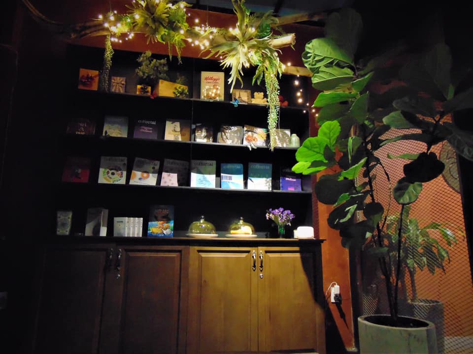 Xung quanh quán có rất nhiều sách hay (Nguồn: FB Le Petit Géant Coffee)