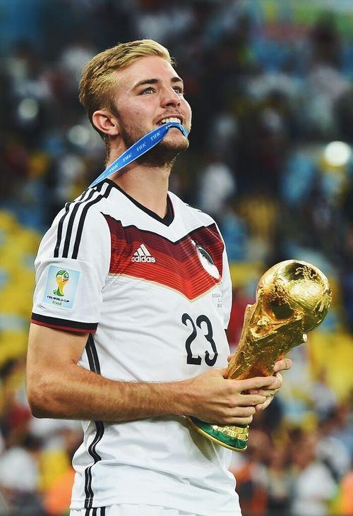 Một tiền vệ phòng ngự cũng cần dành nhiều lời khen ngợi (Nguồn : Internet)>