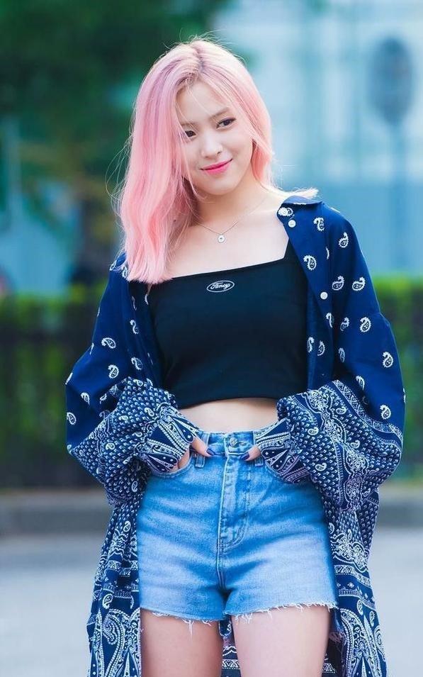 Ryu Jin tóc hồng mát mẻ trong set croptop đen kết hợp quần short jean xanh và áo khoác dáng dài. (nguồn ảnh: Internet)