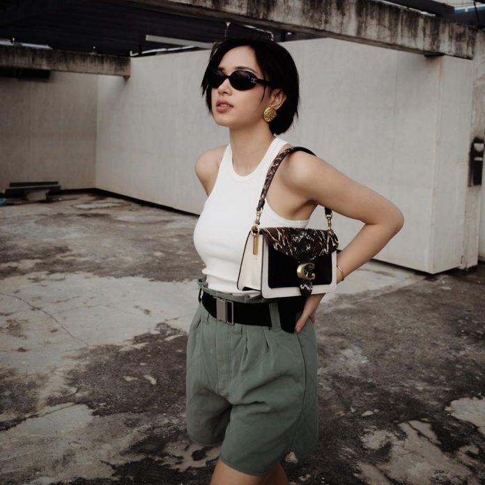 fashionista Châu Bùi luôn rất "chất" trong mắt fan hâm mộ. Với tanktop trắng ôm kết hợp quần short tối màu và phụ kiện làm điểm nhấn. (nguồn ảnh: Internet)