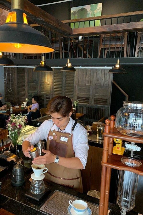 Nhân viên pha chế thân thện và thức uống được bày trí trên chiếc cốc sang chảnh (Nguồn: FB Mori Coffee)