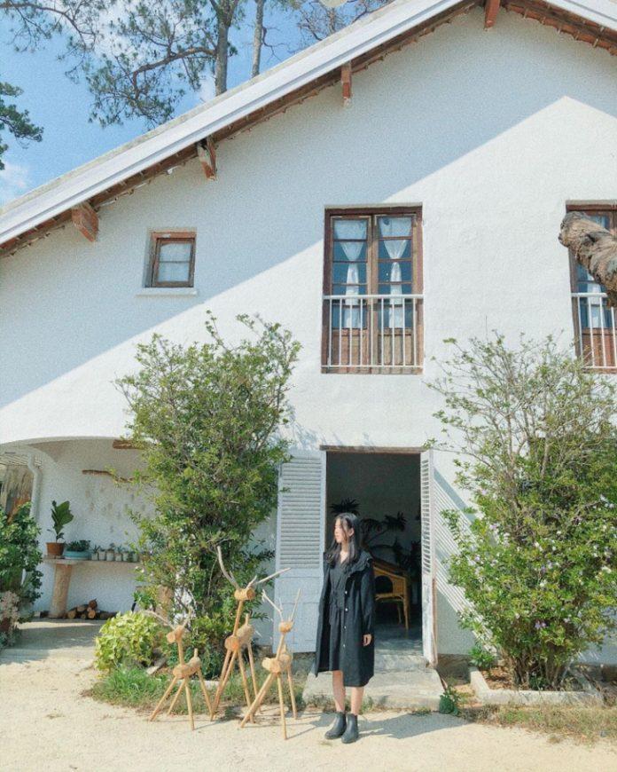 Ngôi nhà trắng tinh nhỏ bé (ảnh: Instagram @chiakiindalat)