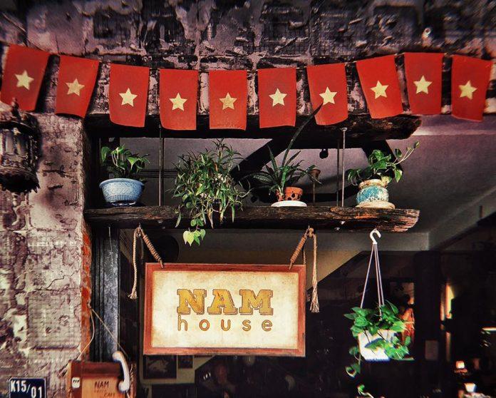 Quán Nam House được trang trí cổ xưa (Ảnh: Nam House)