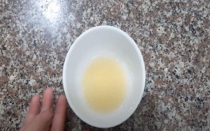 Ngâm gelatin với nước khoảng 10 phút cho nở (Nguồn: Góc Bếp Nhỏ)