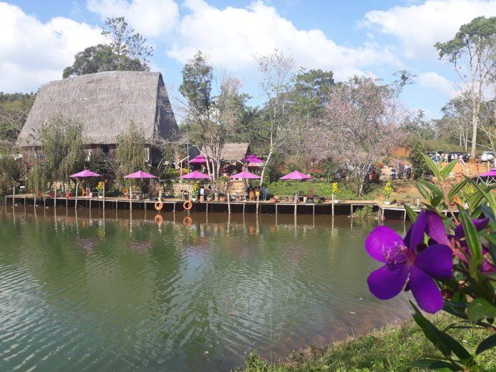 Công trình nhà rông bên hồ Đắk Ke (Nguồn: BlogAnChoi)