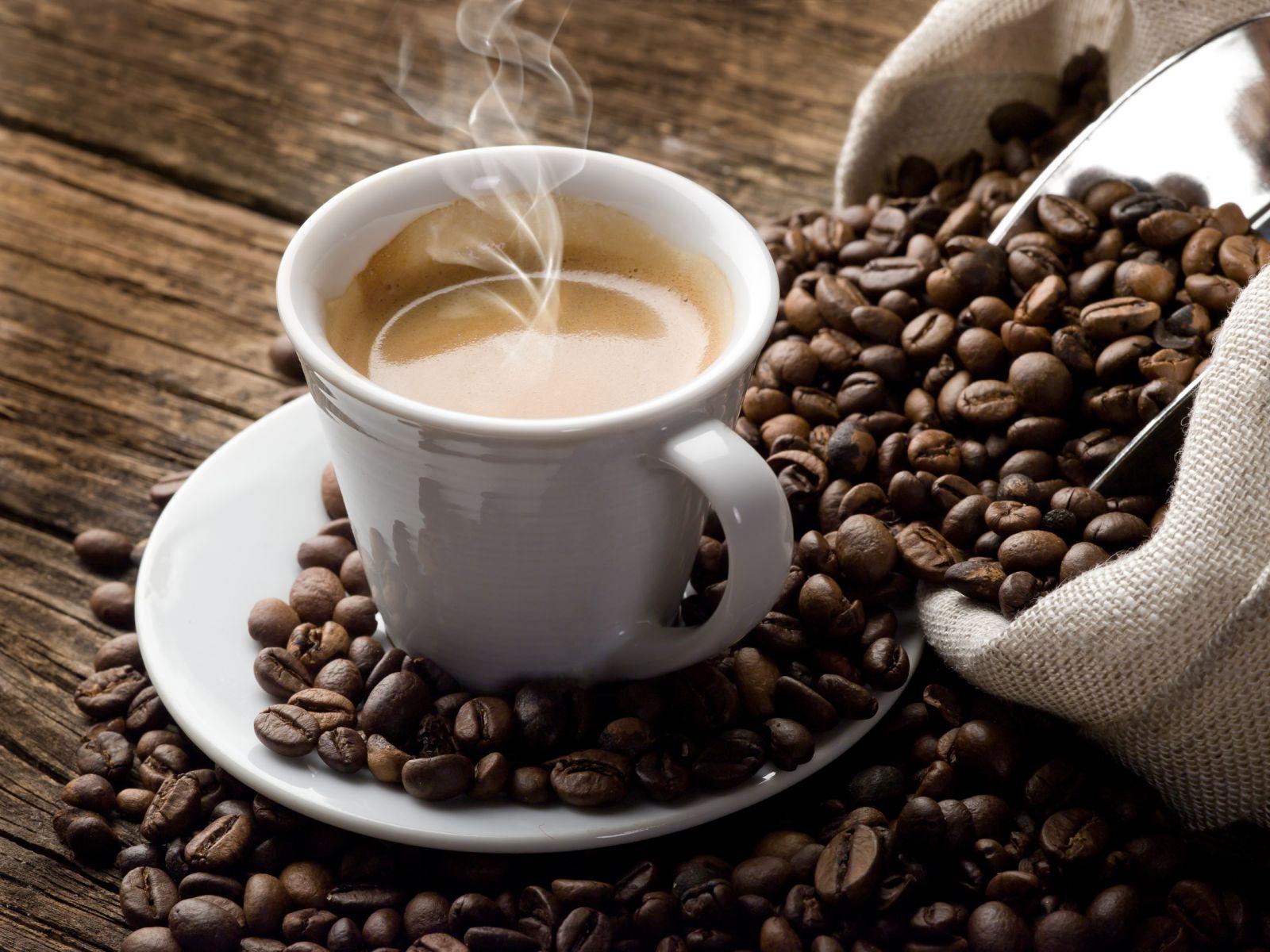 Những loại đồ uống có chứa caffeine khiến da mất đi khả năng giữ ẩm (Nguồn: Internet).
