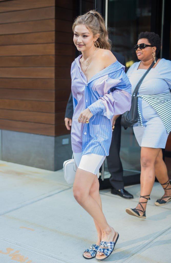 Gigi Hadid xinh đẹp trong chiếc áo sơ mi màu pastel kẻ sọc trễ vai và quần biker short. (nguồn ảnh: Internet) Gigi Hadid xinh đẹp trong chiếc áo sơ mi màu pastel kẻ sọc trễ vai và quần biker short. (nguồn ảnh: Internet)