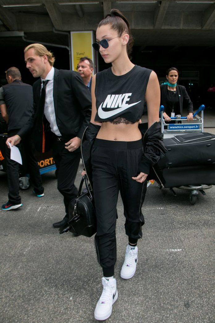 Bella Hadid cũng ưa croptop đen phối cùng jogger đi kèm kính râm và giày Air Jordan. (nguồn ảnh: Internet)