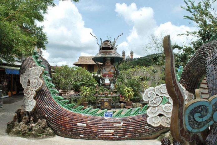 Cận cảnh con rồng được làm bằng ve chai tại chùa Linh Phước ( nguồn: Internet )