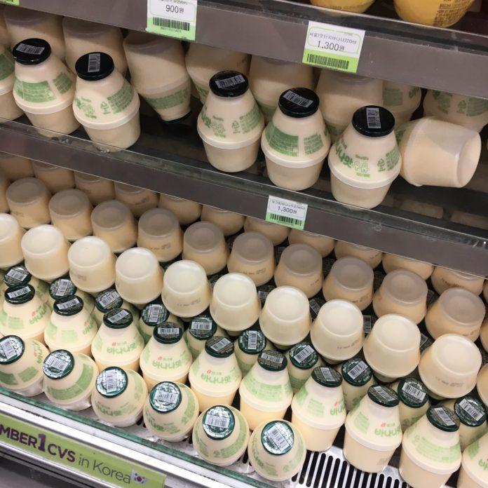 Có thể tìm mua sữa chuối ở các cửa hàng tiện lợi (Nguồn: Internet)