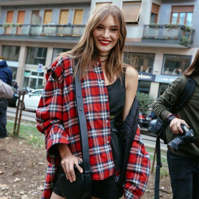 Sự kết hợp hoàn hảo giữa kiểu phối layer và trễ vai. (nguồn ảnh: Internet) Sự kết hợp hoàn hảo giữa kiểu phối layer và trễ vai. (nguồn ảnh: Internet)