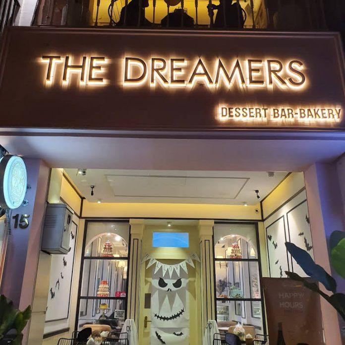 Bên ngoài quán được thiết kế rất tinh tế và thu hút (Nguồn: Internet)