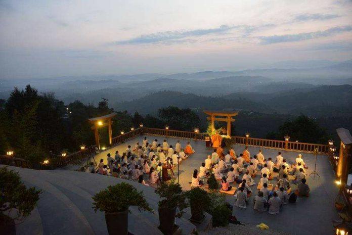 Các tăng ni, phật tử ngồi thiền trước chùa ( nguồn: Internet )