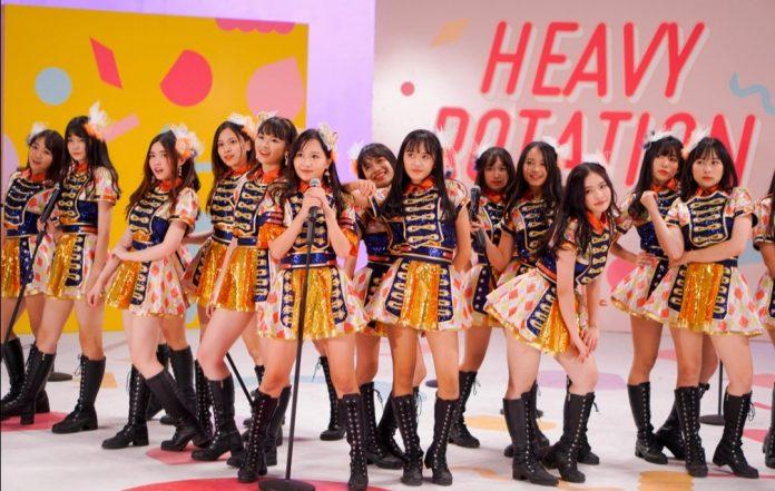 Đĩa đơn đầu tay "Heavy Rotation" được phát hành vào ngày 15 tháng 8 năm 2019. (Nguồn: Internet) Đĩa đơn đầu tay "Heavy Rotation" được phát hành vào ngày 15 tháng 8 năm 2019. (Nguồn: Internet)