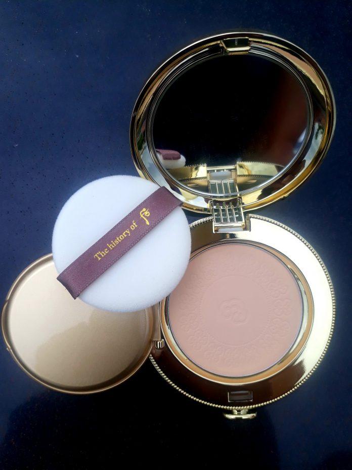 Kết cấu phấn dạng bột nén, màu be hồng nhạt, mùi thơm dịu dàng, dễ chịu (ảnh: BlogAnChoi).