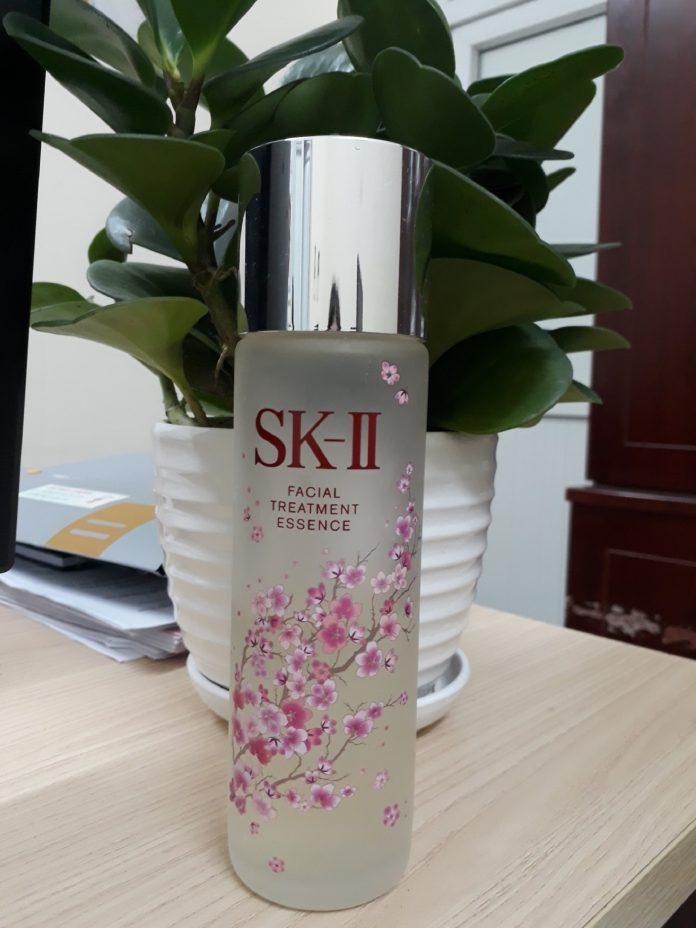 Chai nước thần SK II Facial Treatment Essence phiên bản hoa anh đào có thiết kế hình trụ tròn, cầm chắc tay (ảnh: BlogAnChoi).