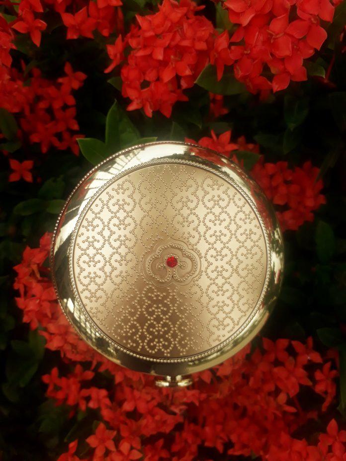 Hộp phấn được đầu tư thiết kế toát lên vẻ ngoài sang trọng, tinh tế, đẳng cấp (ảnh: BlogAnChoi).