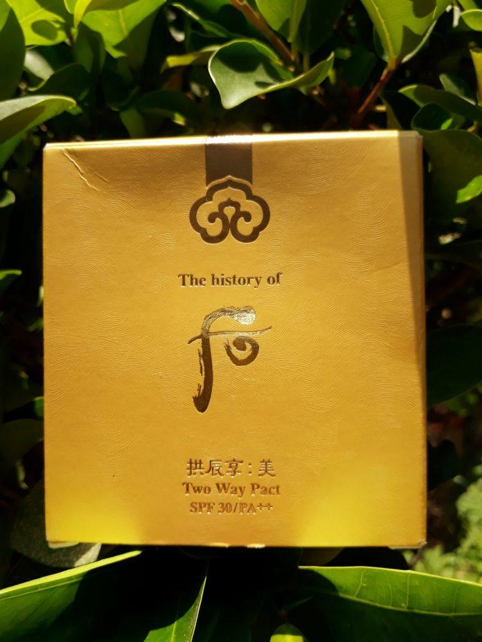 Vỏ hộp được in vô số các vân hoa đan xen vào nhau thật đẹp mắt (ảnh: BlogAnChoi).