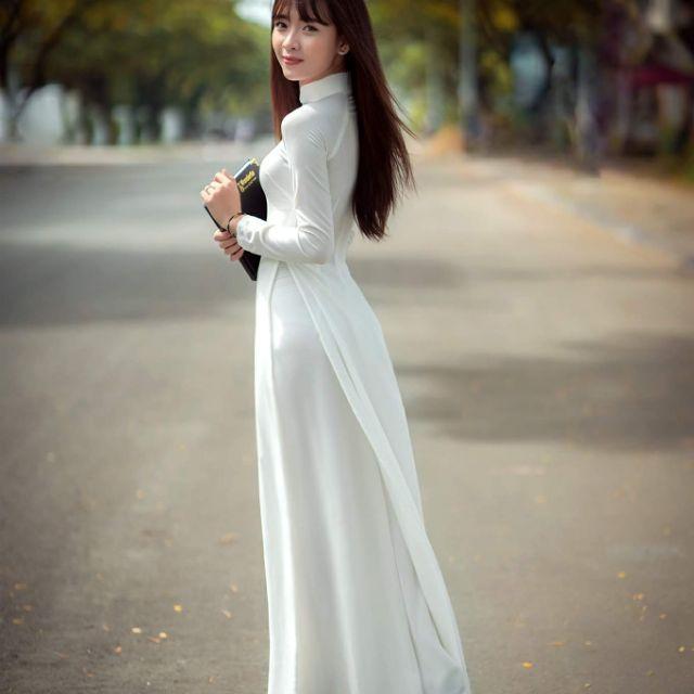 Áo dài trắng sạch tô điểm thêm đẹp sắc xinh cho các cô gái. (nguồn ảnh: Internet)
