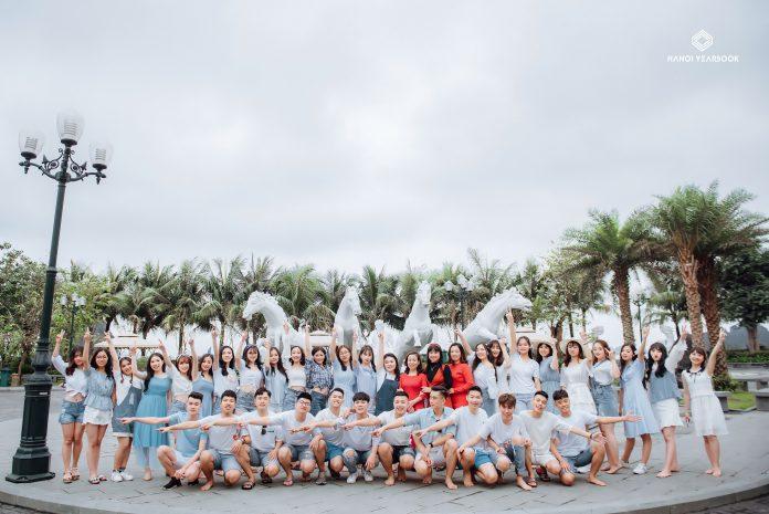 Các bạn học sinh chụp ảnh kỉ yếu tại khu nghỉ dưỡng Tuấn Mai Resort ( nguồn: BlogAnChoi )