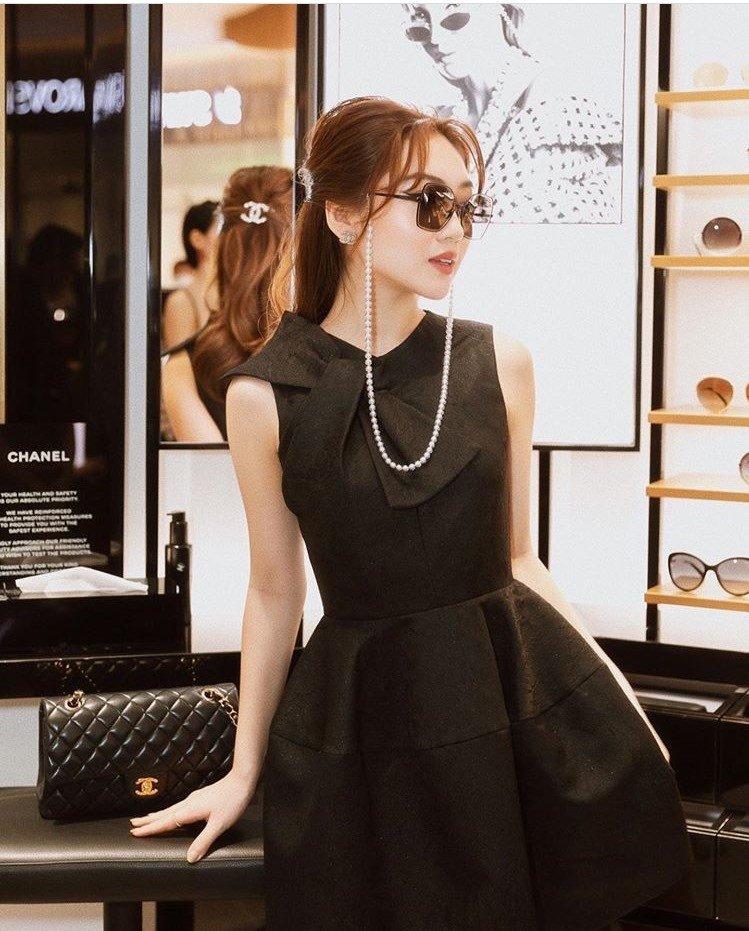Cô nàng Chloe Nguyễn cũng chọn loại kính kèm 1 chuỗi dây ngọc trai rất sang chảnh và quý phái (Nguồn: Instagram @bychloenguyen).