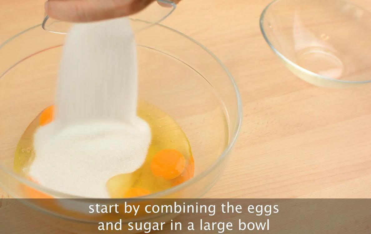 Cho 5 quả trứng cùng với 250 gram đường trong tô lớn