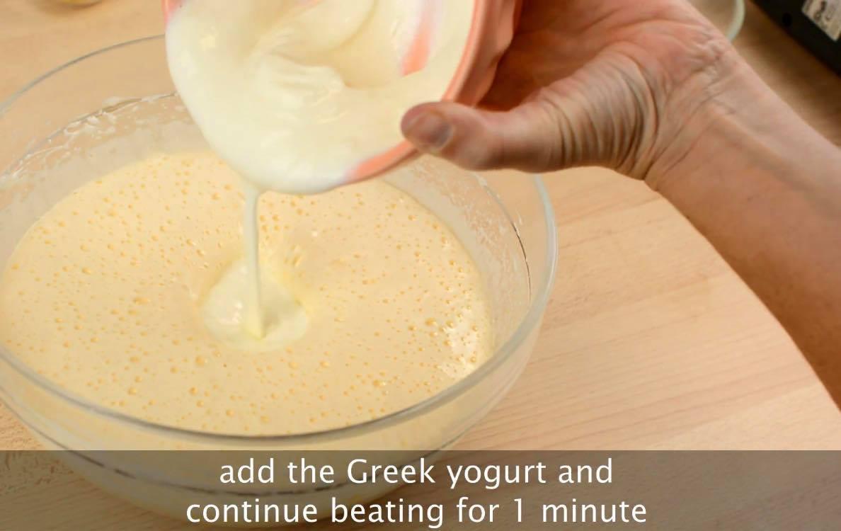 Cho phần sữa chua Hy Lạp vào hỗn hợp