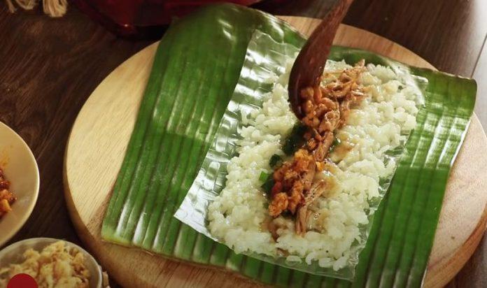 Tiến hành cuốn xôi gà (Nguồn: Cooky TV)