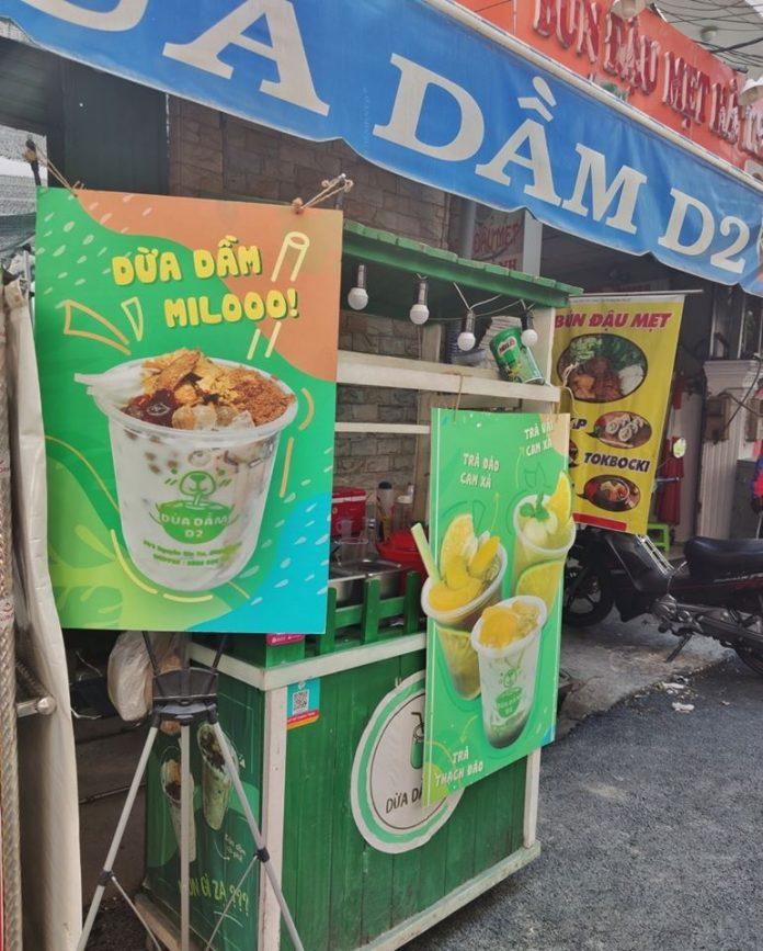 Dừa dầm D2 nằm ở cổng sau Đại học Hutech (Nguồn: Facebook Dừa Dầm D2)