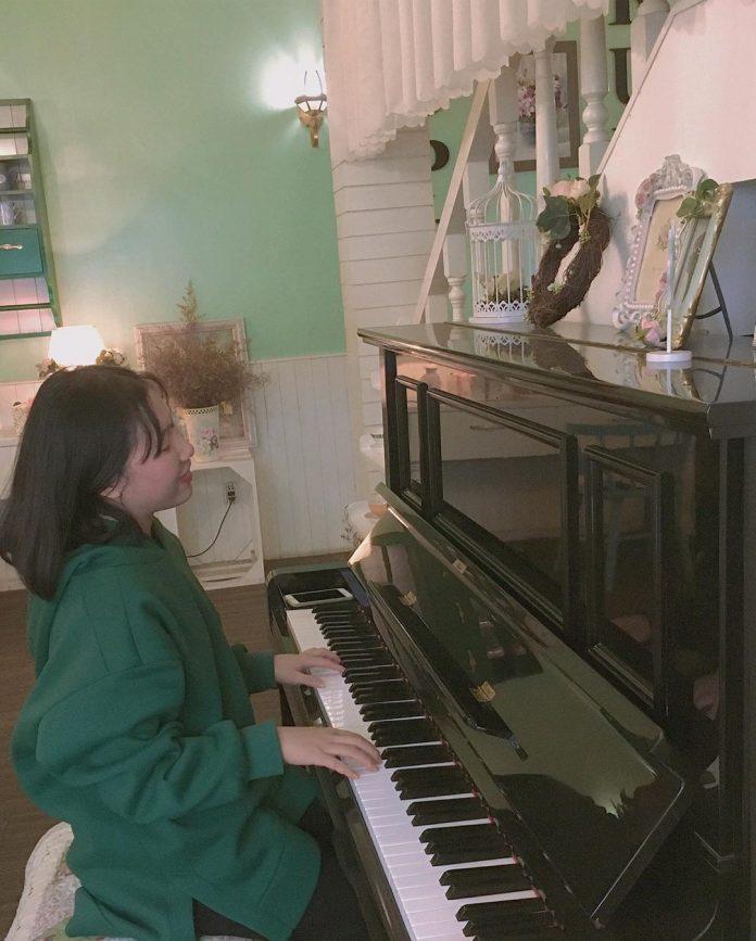 Bạn có thể chơi piano ngay tại quán (Ảnh: Instagram thchmiko).