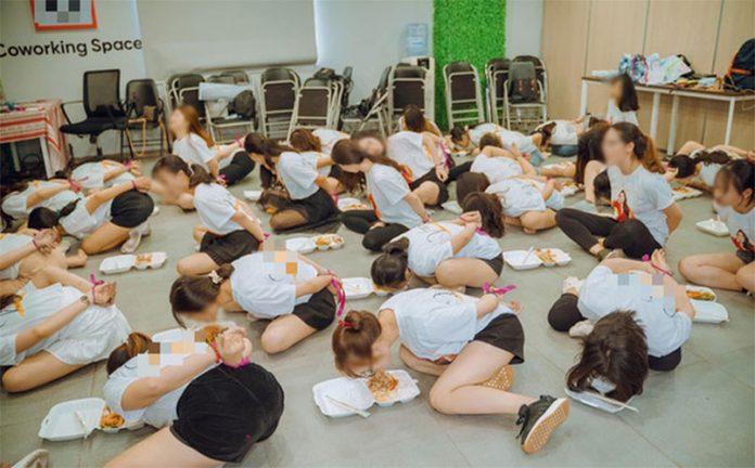 Lớp học "làm tỷ phú" gây sốc cộng đồng mạng. (Ảnh: Internet)