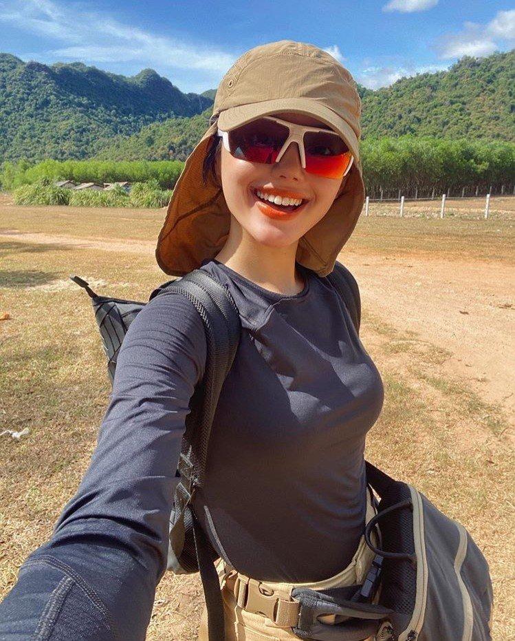 Dù đi leo núi nhưng người mẫu Khánh Linh vẫn không rời chiếc kính râm đỏ rực rỡ càng làm cho cô nàng thêm phần cuốn hút (Nguồn: Instagram @klinhnd).