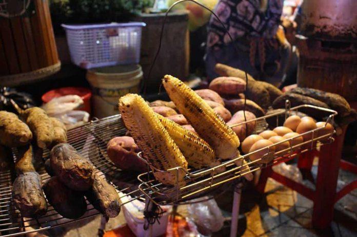 Khoai lang, ngô nướng thơm ngon chỉ có tại chợ đêm Đà Lạt (Ảnh: Internet)