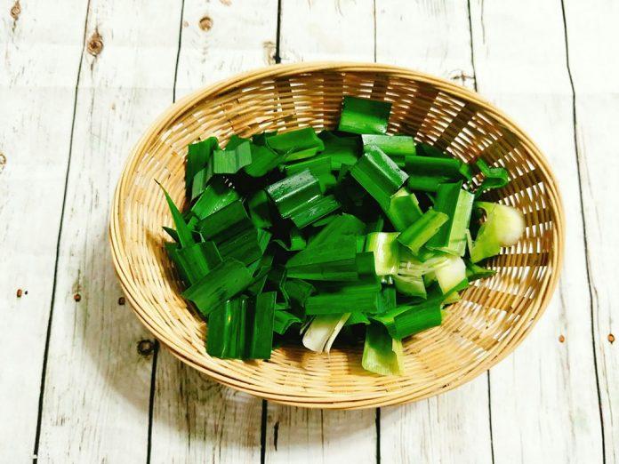 Lá dứa cắt khúc cho vào gạo nếp để tạo mùi thơm (Nguồn: Internet)