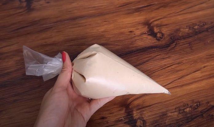 Trộn hỗn hợp trà sữa với whipping cream đã đánh bông, cho vào túi bắt kem (Nguồn: Món Ăn Ngon)