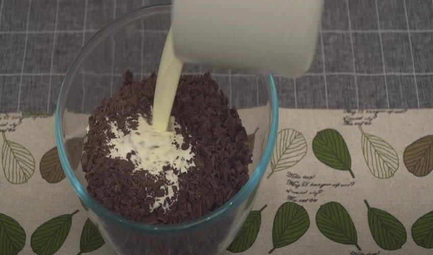 Đun nóng whipping cream, trộn với socola đen (Nguồn: Nino's Home)