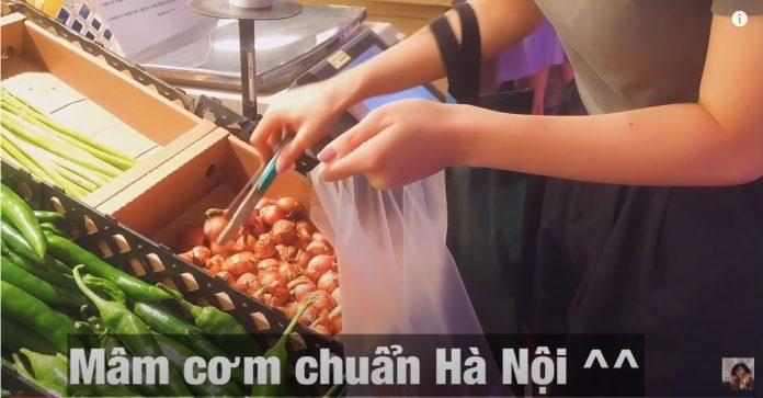 Mei cố gắng chọn các nguyên liệu trong món ăn Việt tại siêu thị của Hàn Quốc.