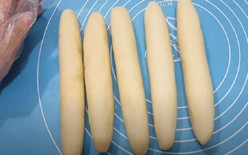 Nặn bánh thành hình củ khoai lang (Nguồn: Góc Bếp Nhỏ)