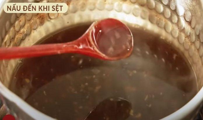 Nấu nước sốt bằng nước ướp thịt gà, nước dừa và bột năng (Nguồn: Cooky TV)