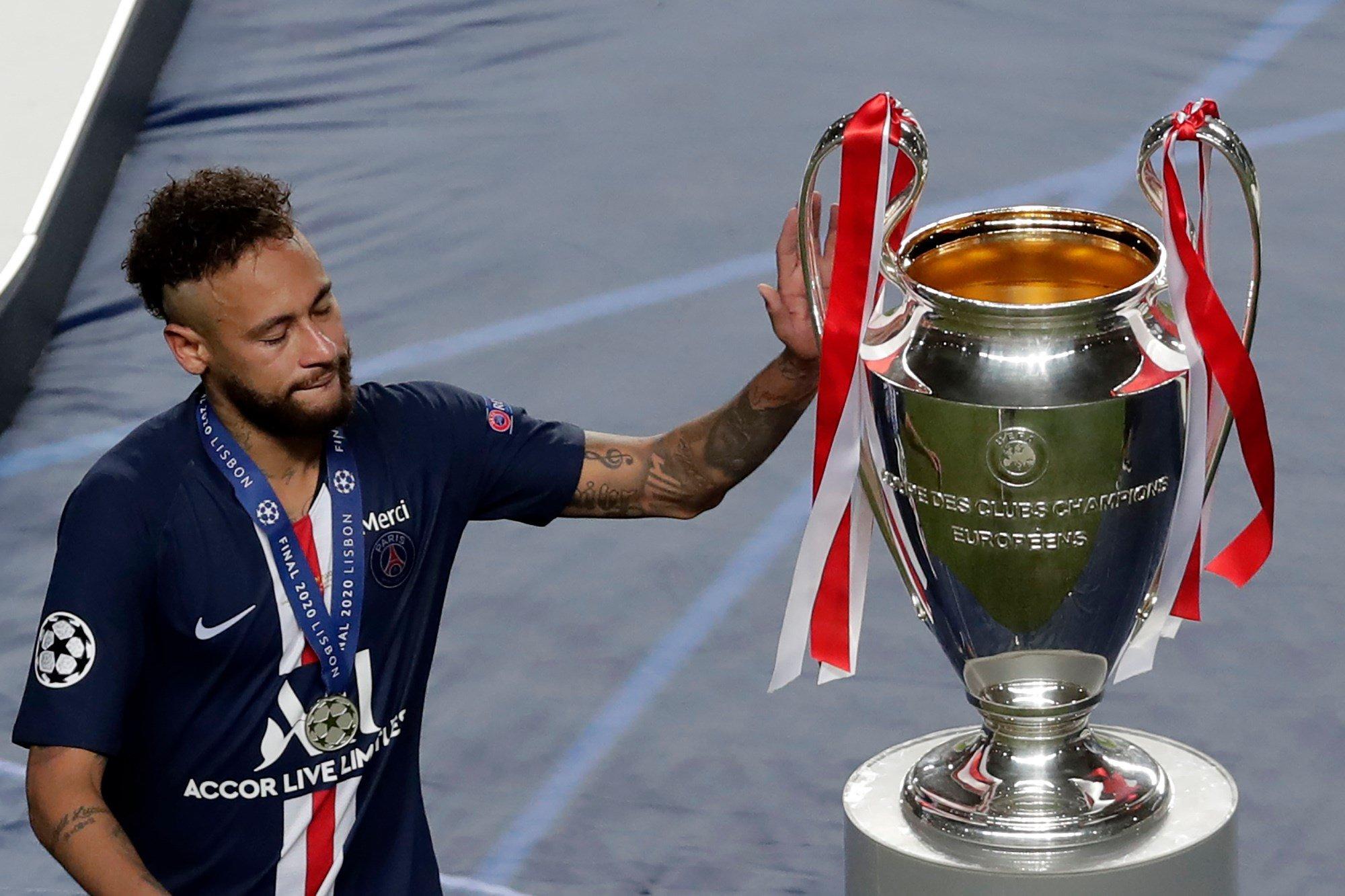 Neymar phải cần ít nhất thêm một mùa giả nữa để chạm tay vào chiếc cup này (Nguồn : Goal).